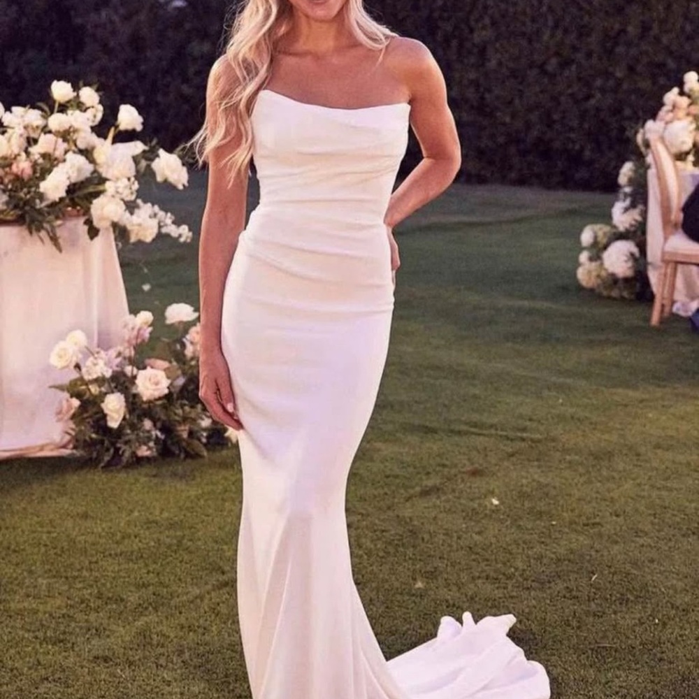 Chic Strapless White Wedding Dress